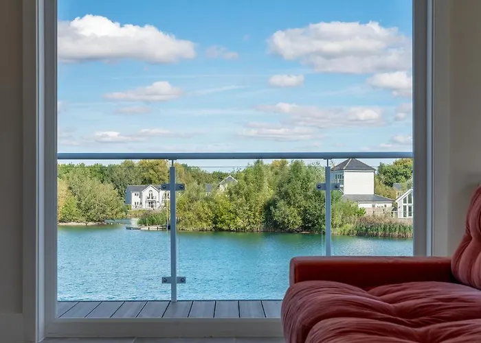Gorgeous 4 Bedroom Cotswolds Home With Lake View