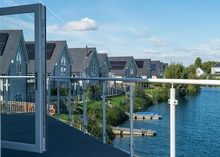 Gorgeous 4 Bedroom Cotswolds Home With Lake View