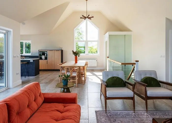 Gorgeous 4 Bedroom Cotswolds Home With Lake View